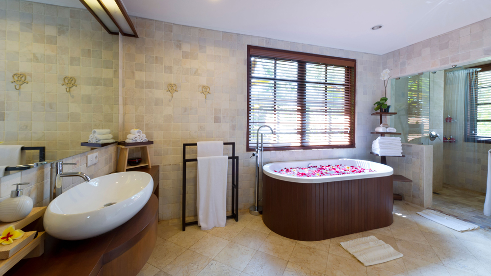 Villa San - Luxurious master bathroom with bathtub